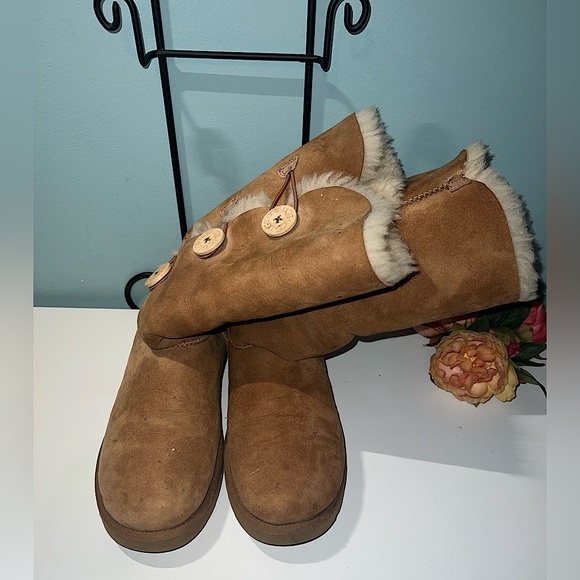 UGG Shoes - UGG Bailey Button Triplet II Boot Size 9